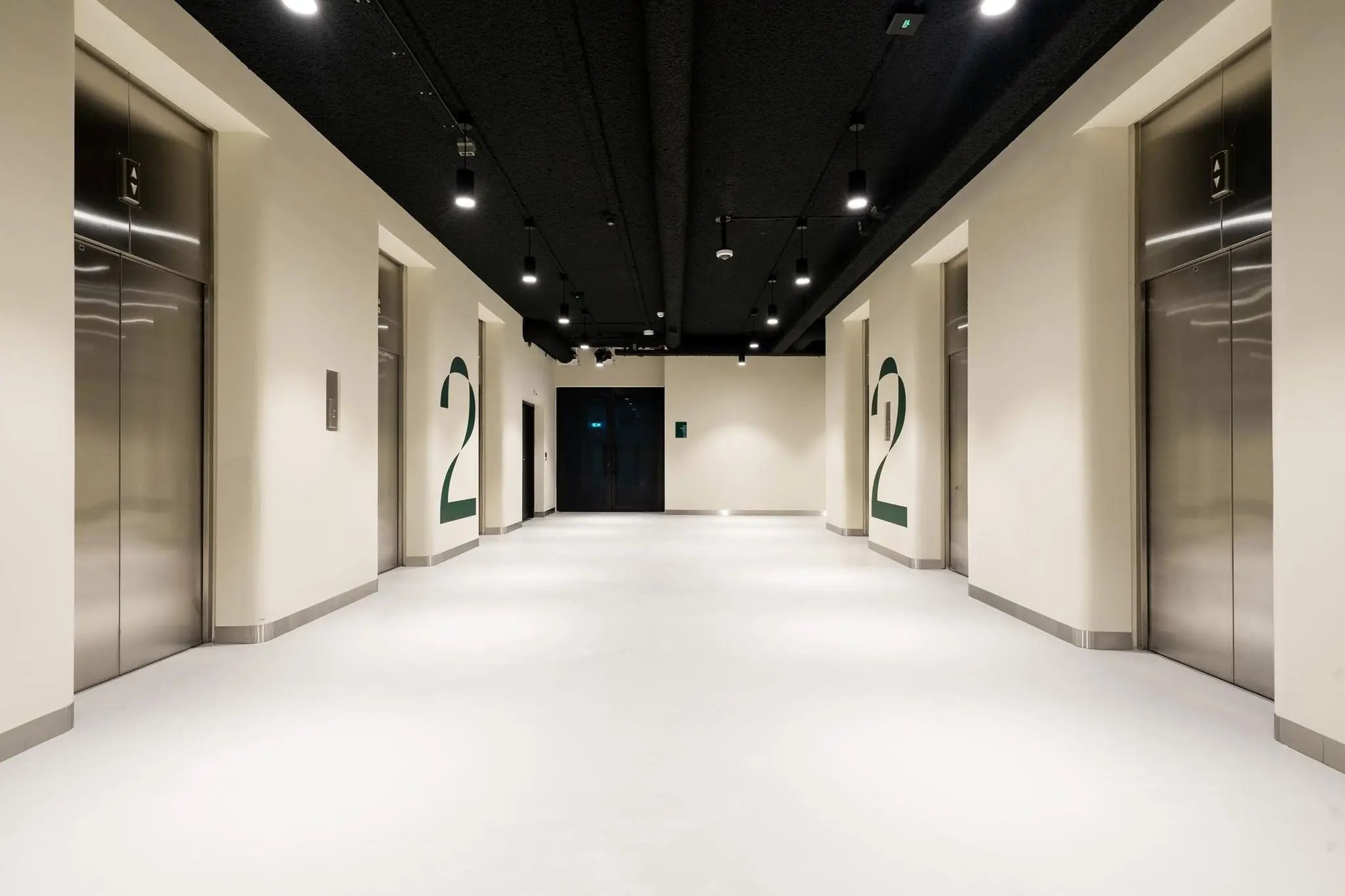 Moderne, goed verlichte lifthal op de tweede verdieping van een gebouw aan de Aert van Nesstraat.